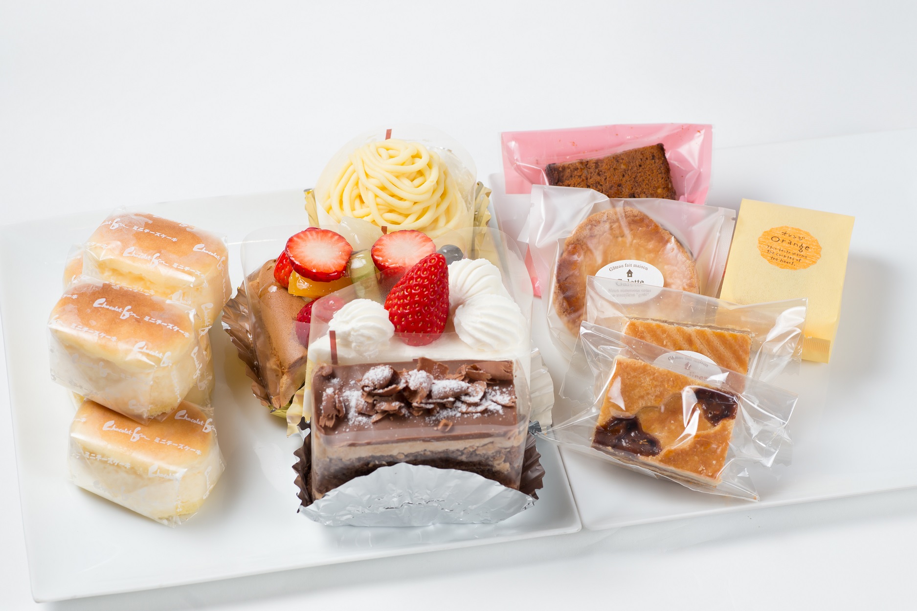 定番のモンブラン、ショートケーキから、オリジナル商品・季節商品まで多数取り揃えています。